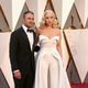 Taylor Kinney y Lady Gaga en la alfombra roja de los Oscar 2016