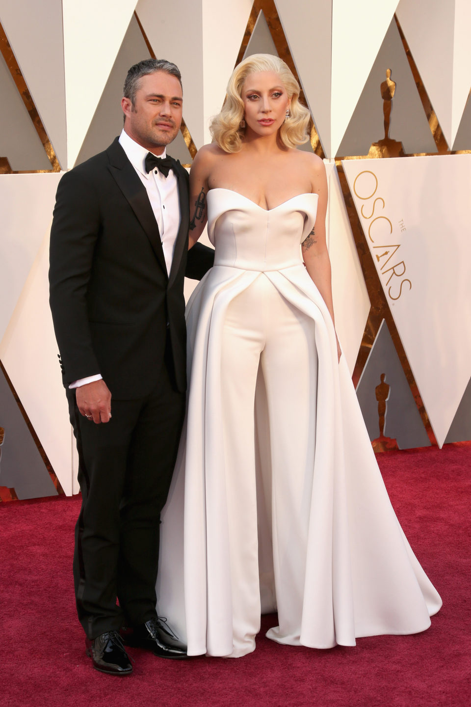 Taylor Kinney y Lady Gaga en la alfombra roja de los Oscar 2016