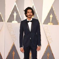 Dev Patel en la alfombra roja de los Oscar 2016