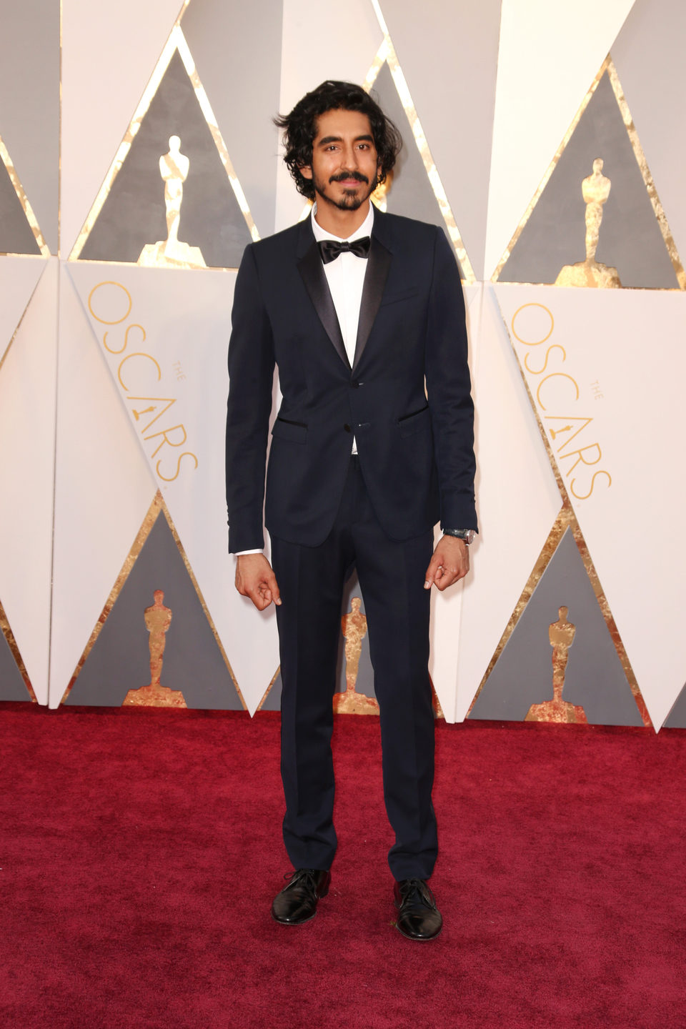 Dev Patel en la alfombra roja de los Oscar 2016