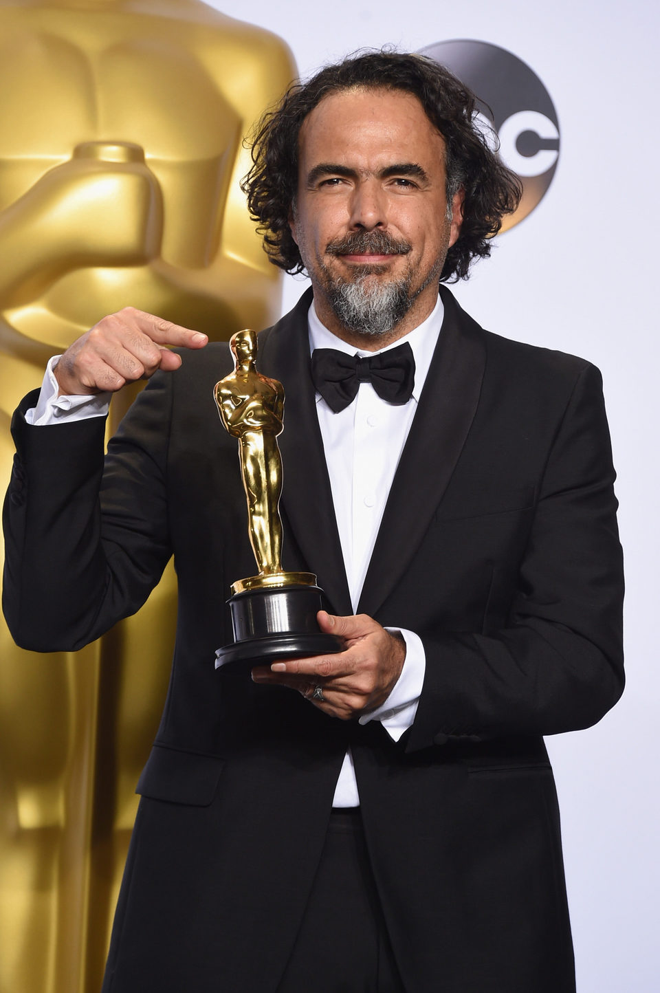 Alejandro G. Inarritu posa con su Oscar