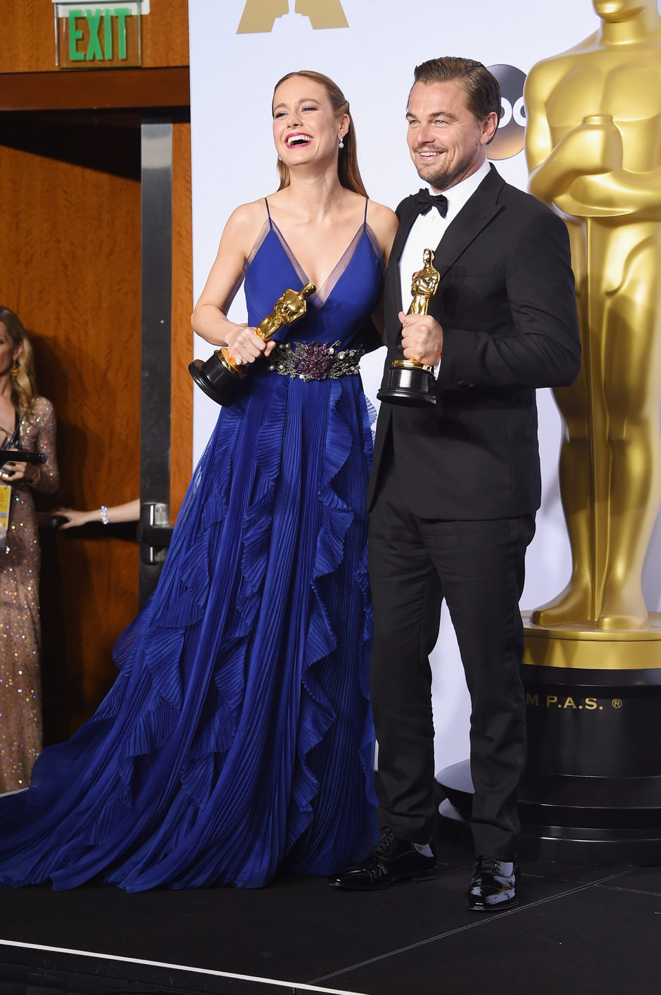 Brie Larson y Leonardo DiCaprio posan con su Oscar