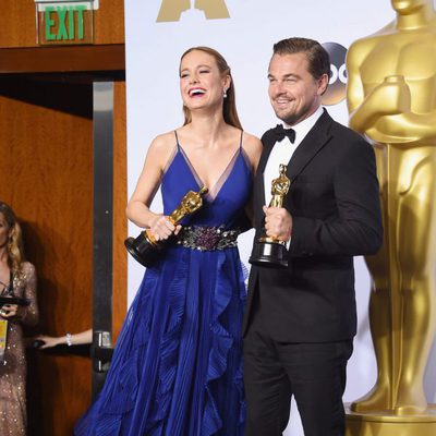 Brie Larson y Leonardo DiCaprio posan con su Oscar