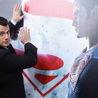 El actor Henry Cavill posa en la premiere de 'Batman v Superman' en Nueva York