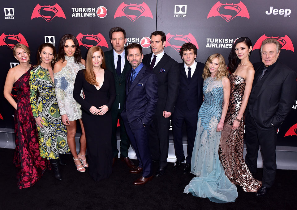 Reparto y equipo de 'Batman v Superman' posan juntos en la premiere de Nueva York