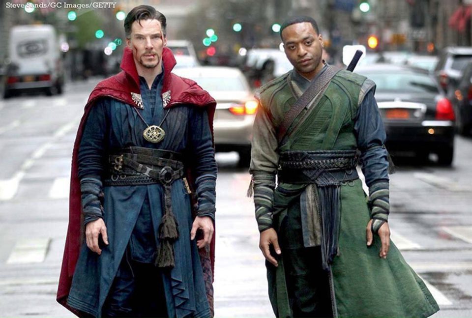 Benedict Cumberbatch y Chiwetel Ejiofor posando como Doctor Extraño y Barón Mordo