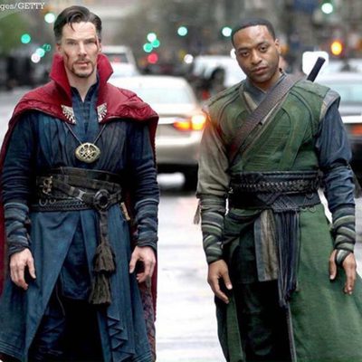 Benedict Cumberbatch y Chiwetel Ejiofor posando como Doctor Extraño y Barón Mordo