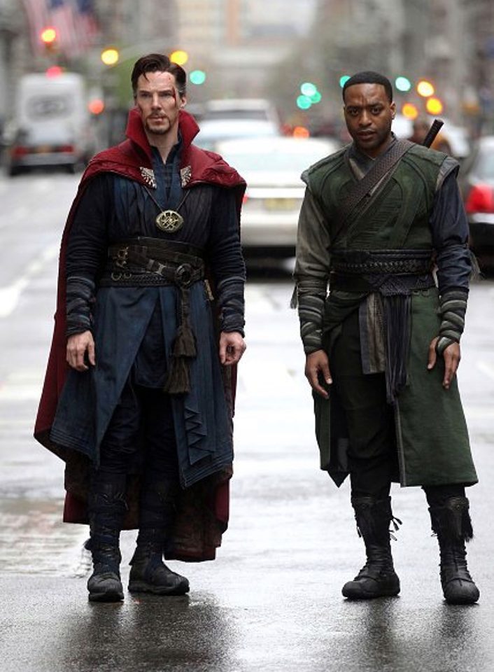 Benedict Cumberbatch y Chiwetel Ejiofor como Doctor Extraño y Barón Mordo