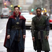 Benedict Cumberbatch y Chiwetel Ejiofor como Doctor Extraño y Barón Mordo