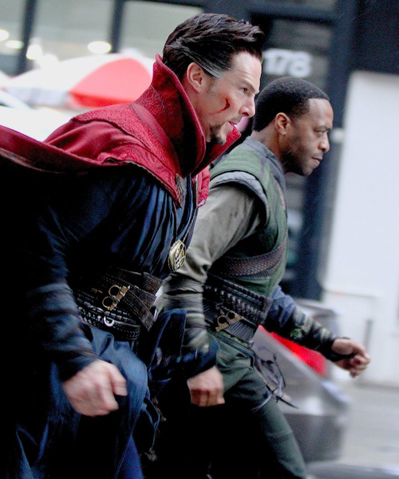 Benedict Cumberbatch y Chiwetel Ejiofor preprándose para la batalla