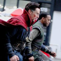 Benedict Cumberbatch y Chiwetel Ejiofor preprándose para la batalla