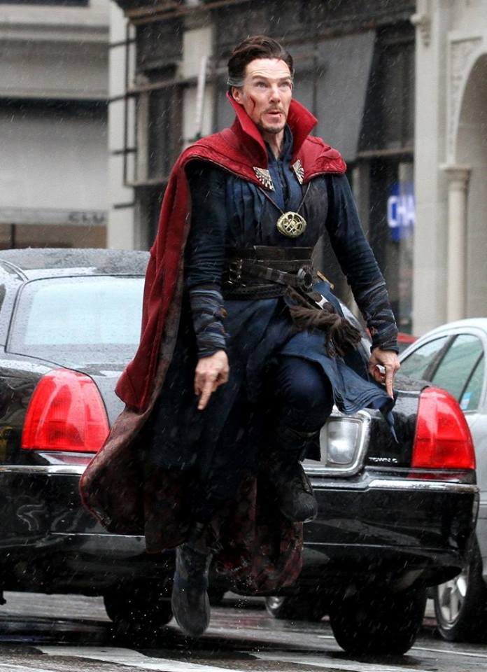 Benedict Cumberbatch levitando en el rodaje de 'Doctor Extraño'