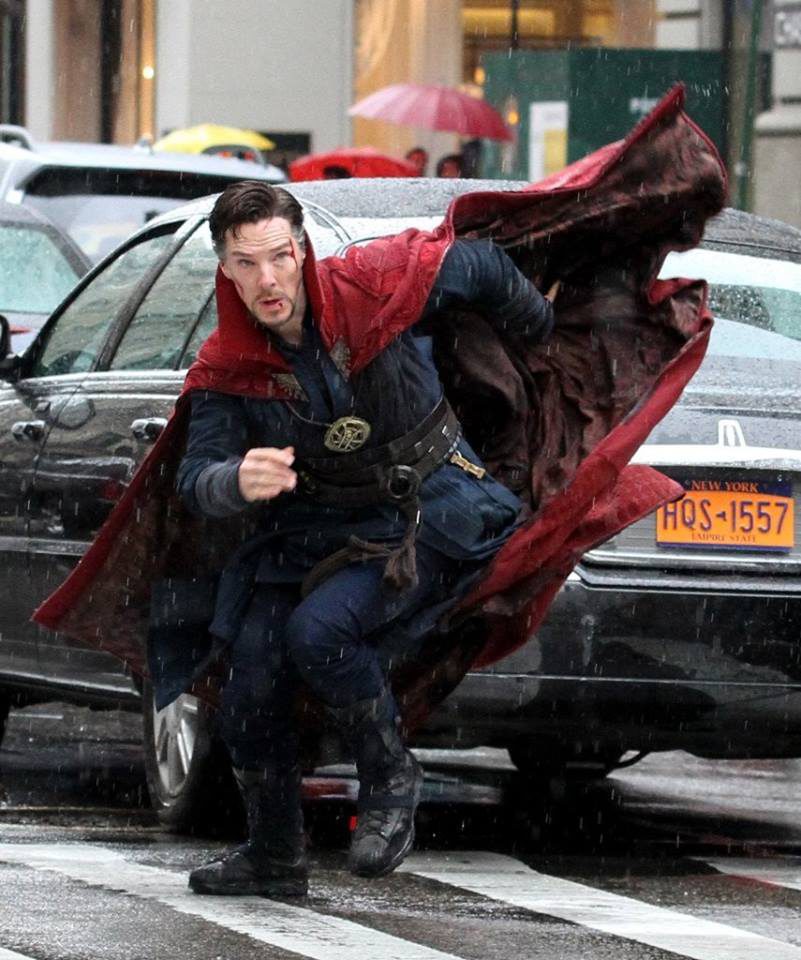 Benedict Cumberbatch soportando la lluvia durante el rodaje de 'Doctor Extraño'