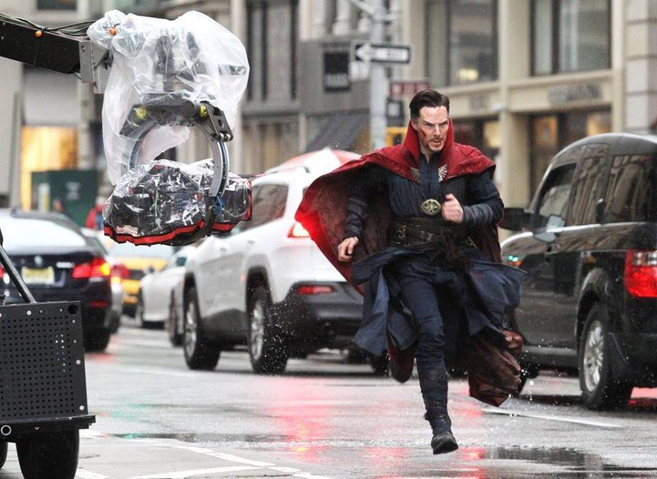 Benedict Cumberbatch corriendo bajo la lluvia en el rodaje de 'Doctor Extraño'