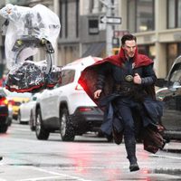 Benedict Cumberbatch corriendo bajo la lluvia en el rodaje de 'Doctor Extraño'