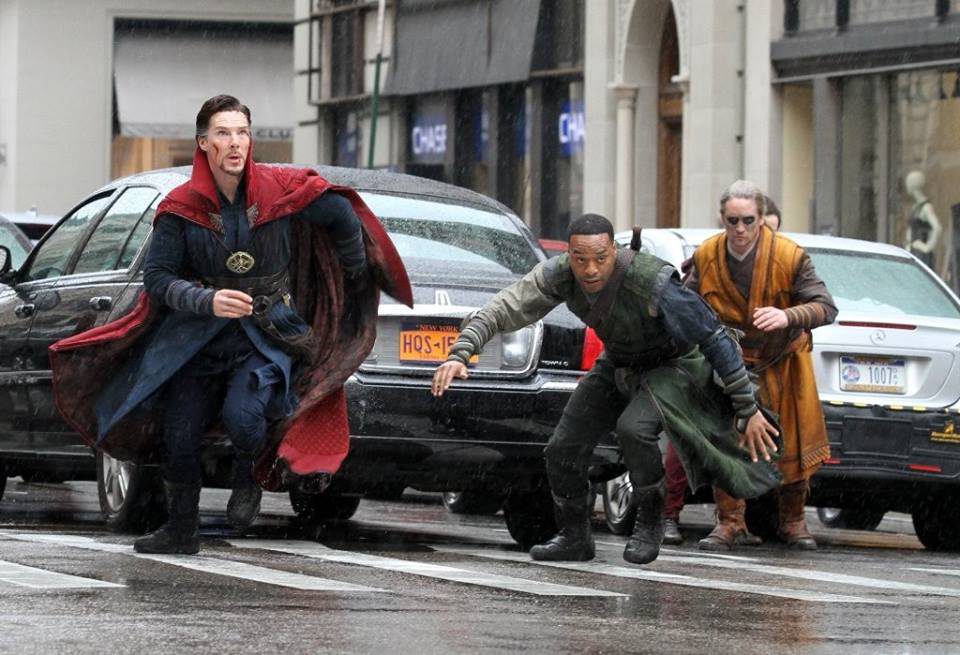 Benedict Cumberbatch y Chiwetel Ejiofor como Doctor Extraño y Barón Mordo en posición de defensa