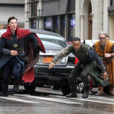 Benedict Cumberbatch y Chiwetel Ejiofor como Doctor Extraño y Barón Mordo en posición de defensa