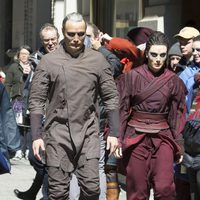 Mads Mikkelsen acompañado en el set de 'Doctor Extraño' en Nueva York