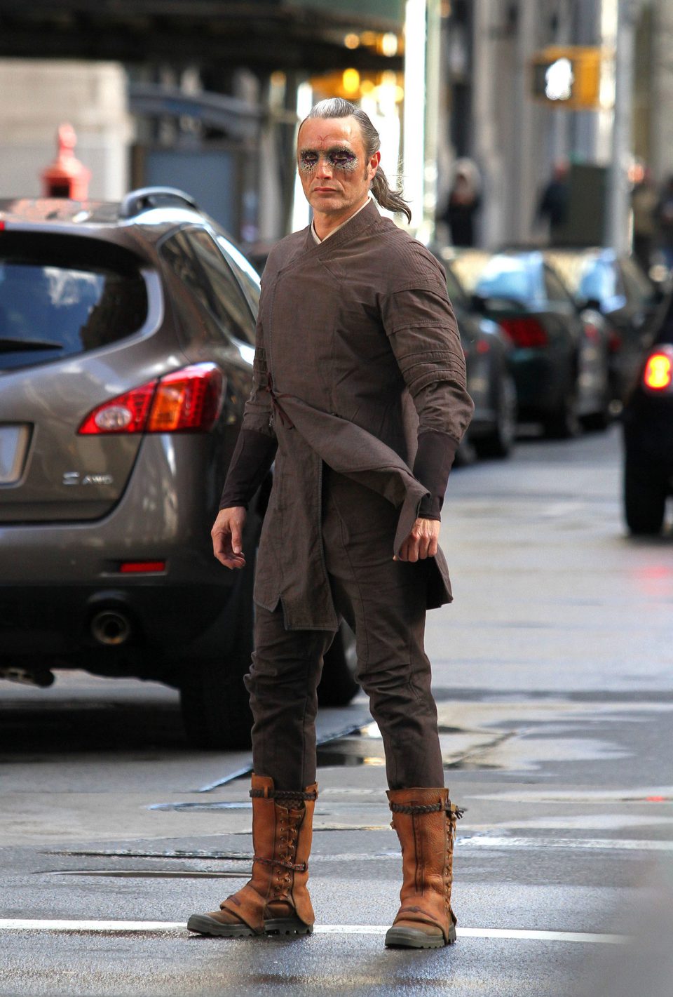 Mads Mikkelsen en el set de Nueva York de 'Doctor Extraño'