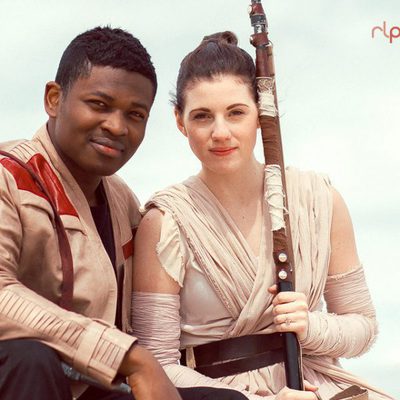 Una pareja se disfraza de Finn y Rey en una sesión de fotos