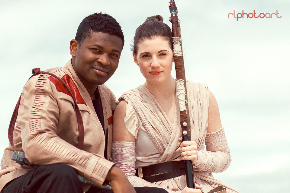 Una pareja se disfraza de Finn y Rey en una sesión de fotos