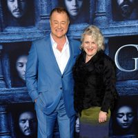 Owen Teale acompañado en la premiere de la sexta temporada de 'Juego de Tronos'