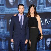 D. B. Weiss acompañado en la premiere de la sexta temporada de 'Juego de Tronos'