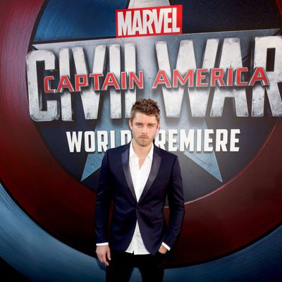 Luke Mitchell en la premiere mundial de 'Capitán América: Civil War'