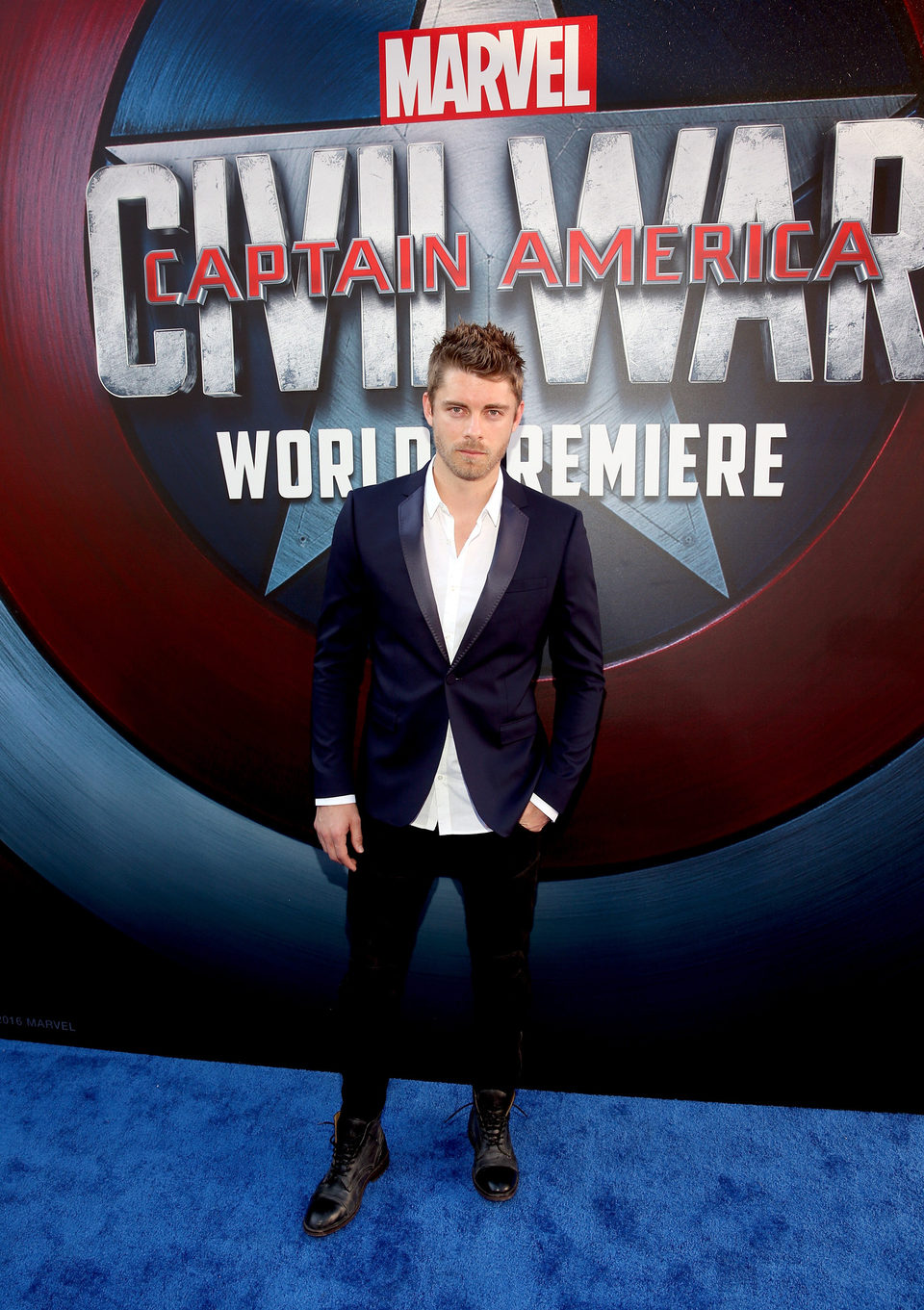 Luke Mitchell en la premiere mundial de 'Capitán América: Civil War'