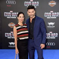 Frank Grillo y Wendy Moniz en la premiere mundial de 'Capitán América: Civil War'