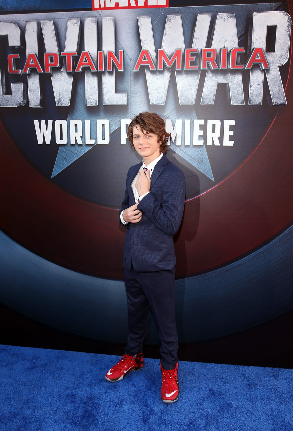 Ty Simpkins en la premiere mundial de 'Capitán América: Civil War'