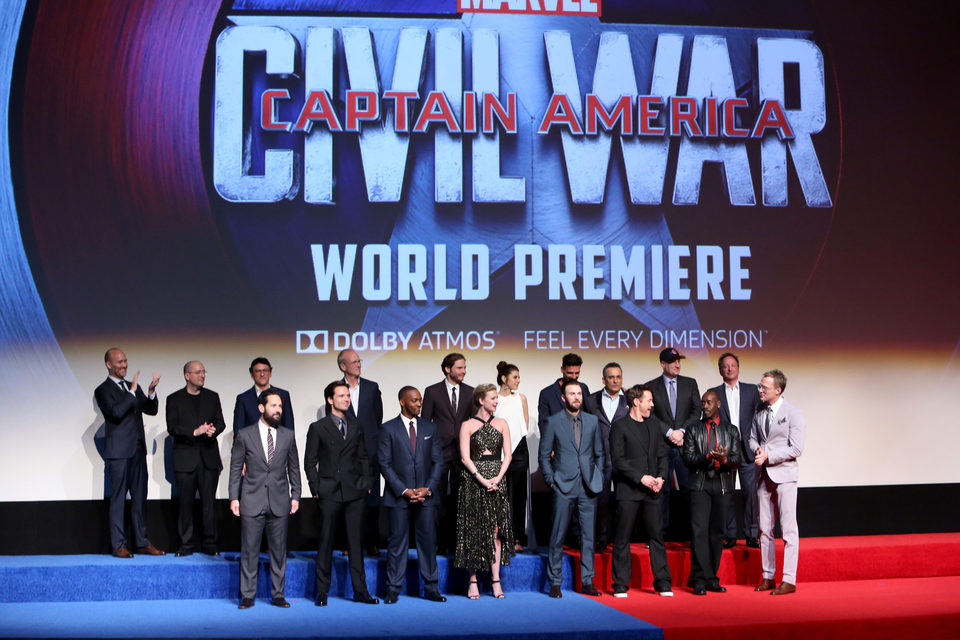 Parte del reparto de 'Capitán América: Civil War' posan juntos en su premiere mundial