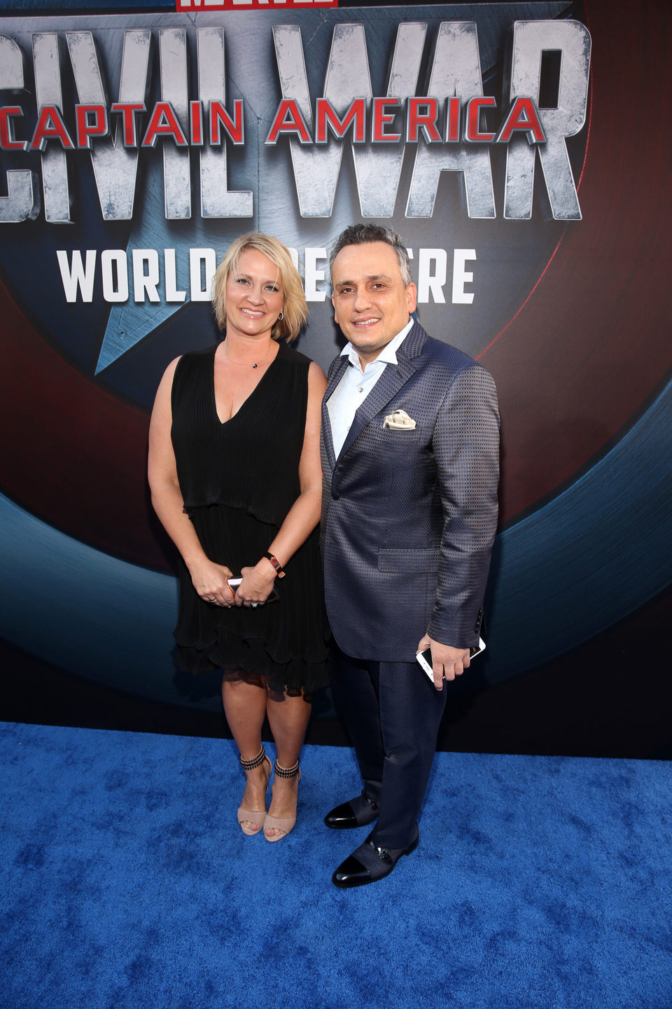 Joe Russo acompañado en la premiere mundial de 'Capitán América: Civil War'