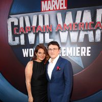 Anthony Russo acompañado en la premiere mundial de 'Capitán América: Civil War'