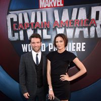 Sam Hargrave y Monique Ganderton en la premiere mundial de 'Capitán América: Civil War'