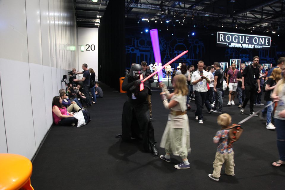 Cosplay de Kylo Ren y Rey en la Star Wars Celebration 2016