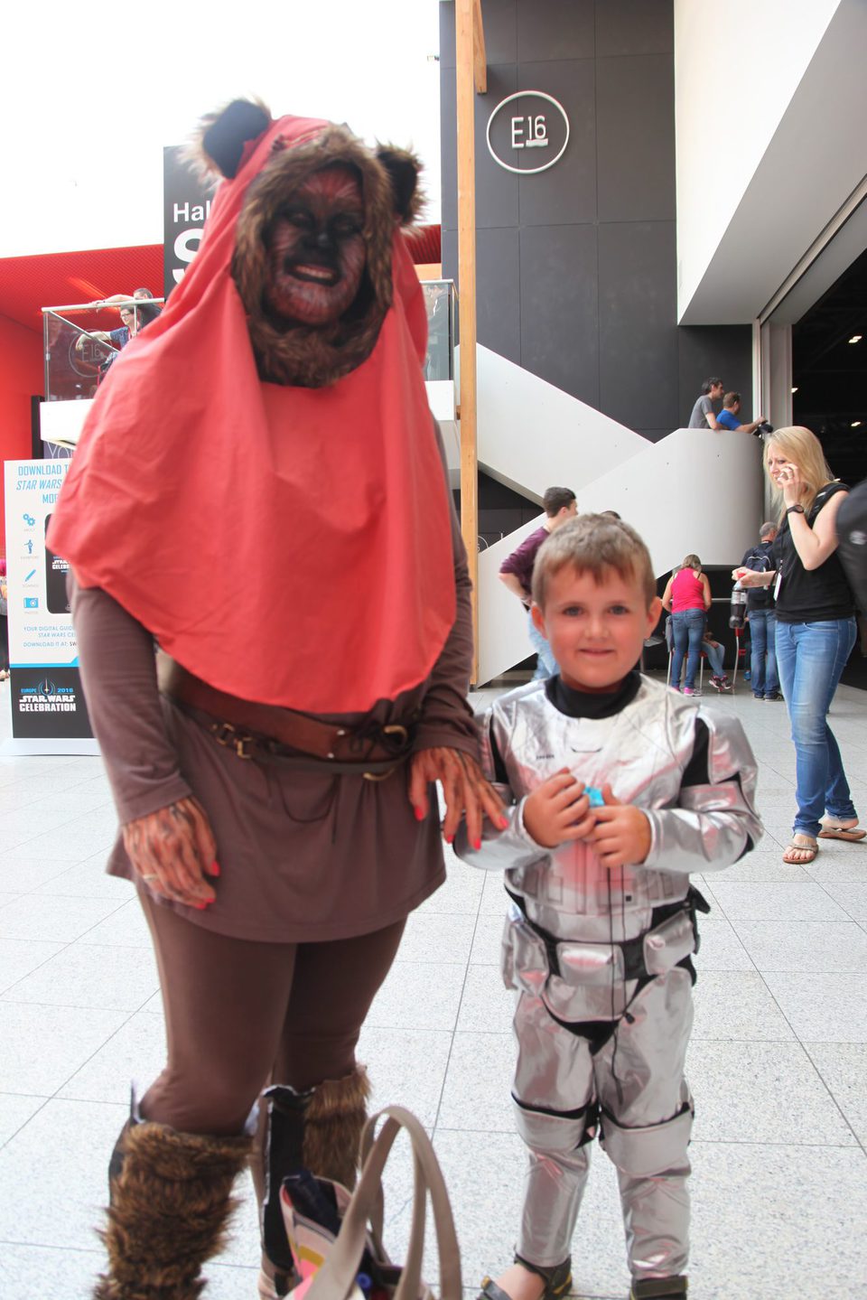 Cosplay de Ewok y Stormtrooper en la Star Wars Celebration 2016