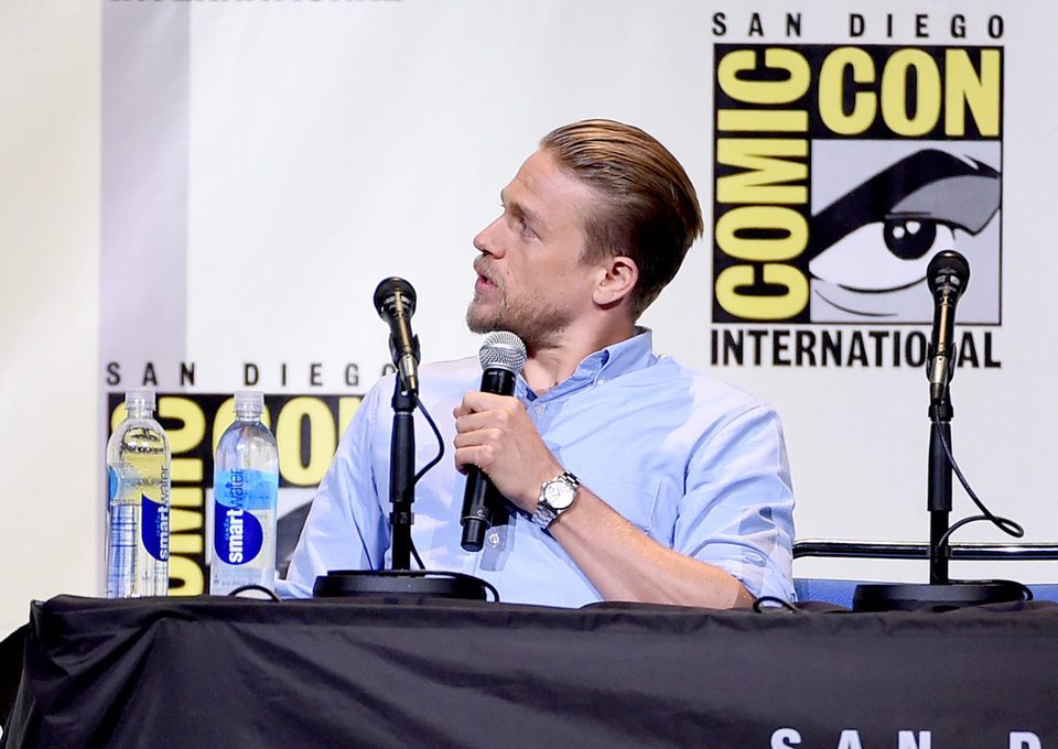 Charlie Hunnam hablando en la Comic-Con