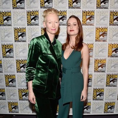 Brie Larson y Tilda Swinton en la Comic-Con