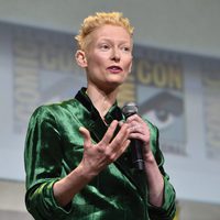 Tilda Swinton hablando durante la Comic-Con 2016