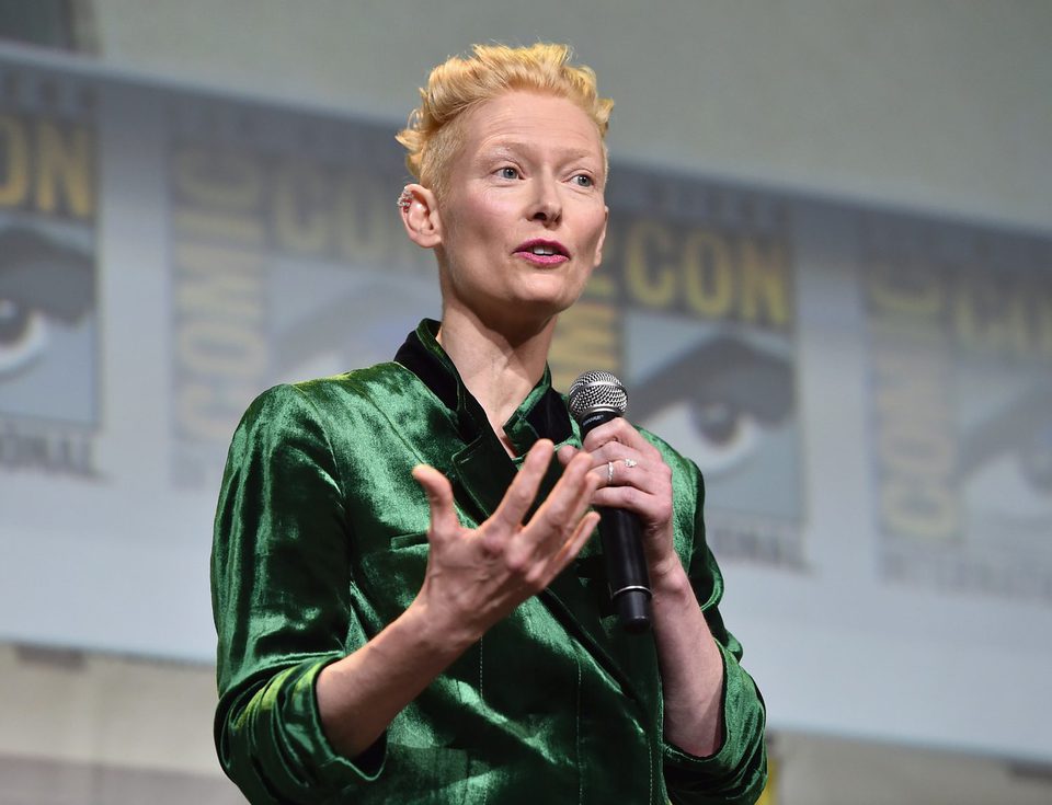 Tilda Swinton hablando durante la Comic-Con 2016