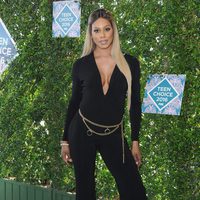 Laverne Cox posa en la alfombra roja de los Teen Choice Awards 2016