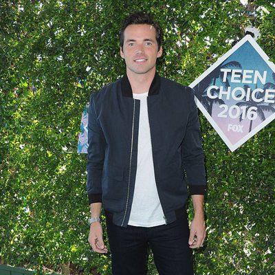 Ian Harding en la alfombra roja de los Teen Choice Awards 2016