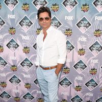 John Stamos en la alfombra roja de los Teen Choice Awards 2016