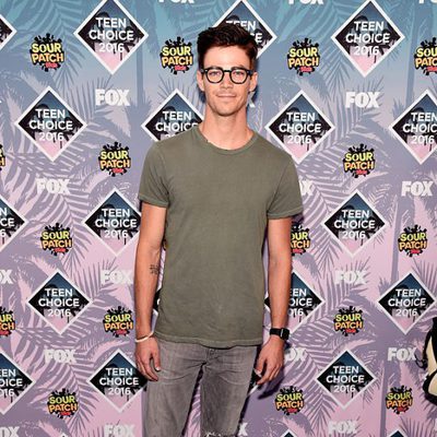 Grant Gustin en la alfombra roja de los Teen Choice Awards 2016