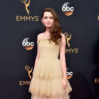 Emily Robinson en la alfombra roja de los Emmy 2016