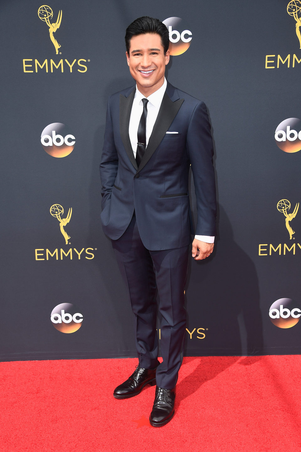 Mario Lopez en la alfombra roja de los Emmy 2016