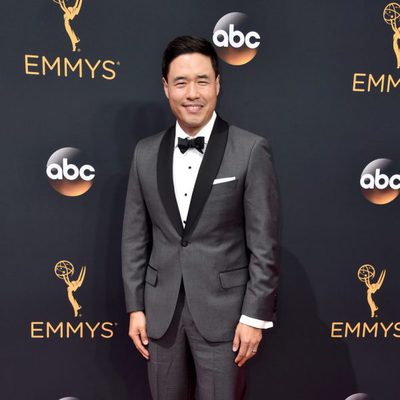 Randall Park en la alfombra roja de los Emmy 2016