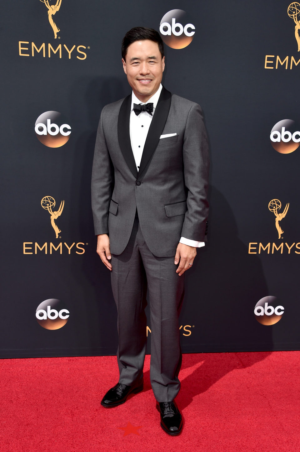 Randall Park en la alfombra roja de los Emmy 2016