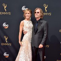 Felicity Huffman y William H. Macy en los Emmy 2016